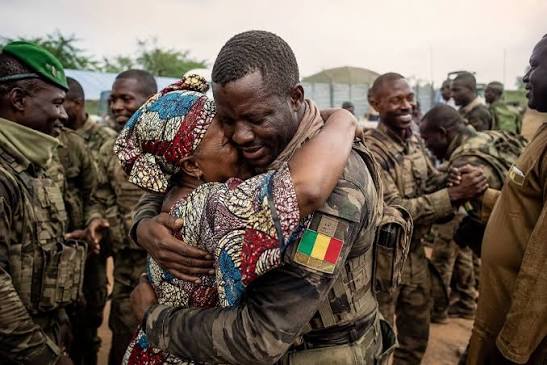 Mali : 82 soldats détenus par des groupes armés libérés et remis aux autorités